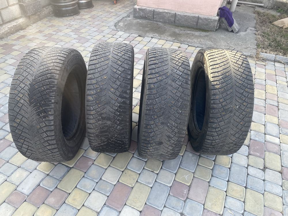 Комплект зимних шин.
