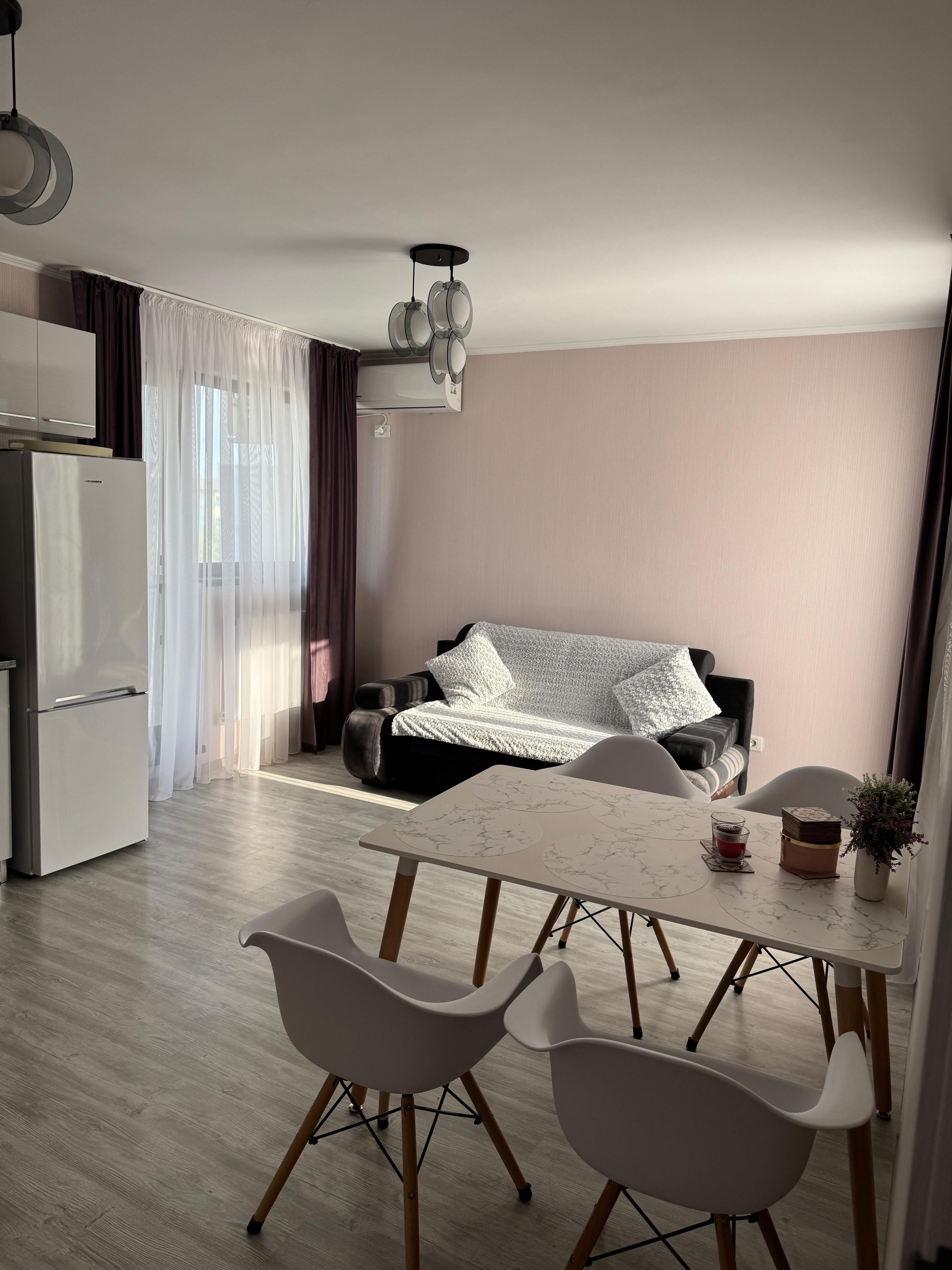 Apartament doua camere Mamaia Nord cu parcare privată și terasă.
