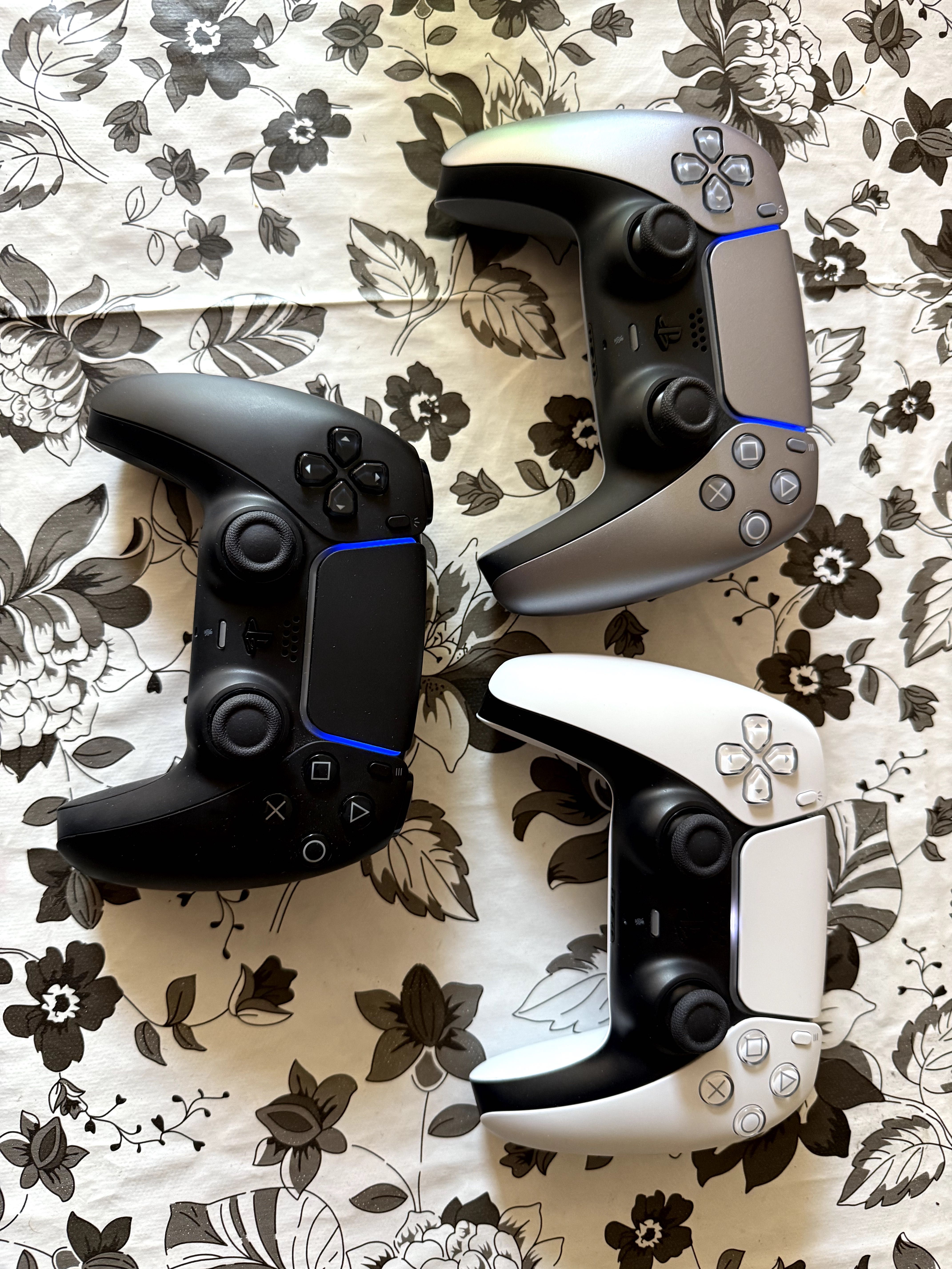 PlayStation 5 Pro 2TB + 3 контролера + акаунт с 27 игри + гаранция