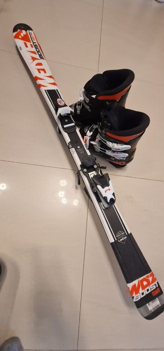 Skiurii copii. Echipament ski, skiuri , clapari  ptr copii puțin ut