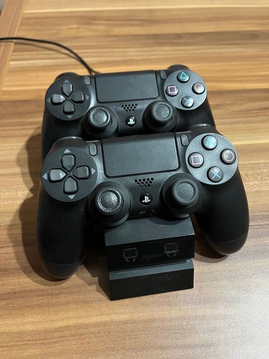 PlayStation 4 с два джойстика и игри