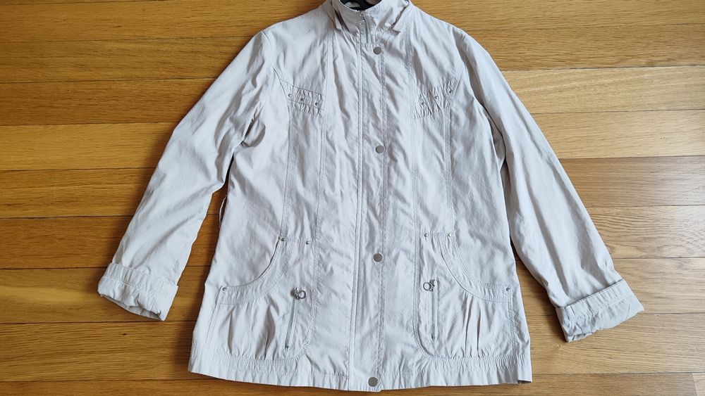 Продам женскую ветровку.