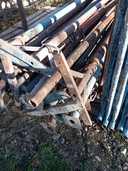 Popi metalici și teuri