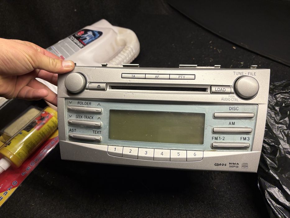 оригинальная штатная магнитола от Toyota Camry.