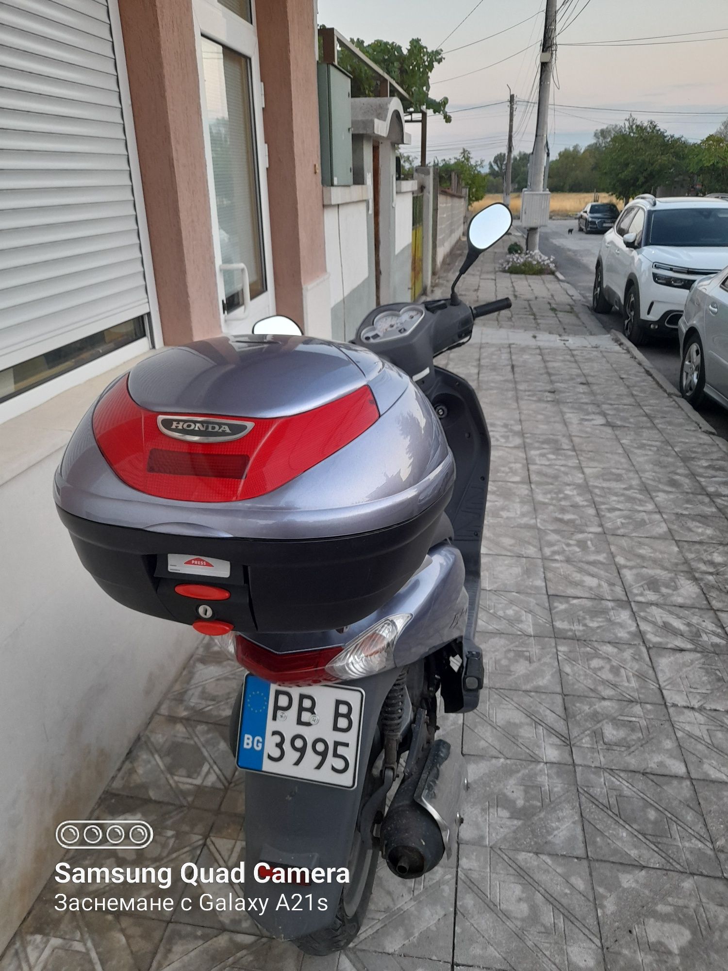 Продавам Хонда Дилан