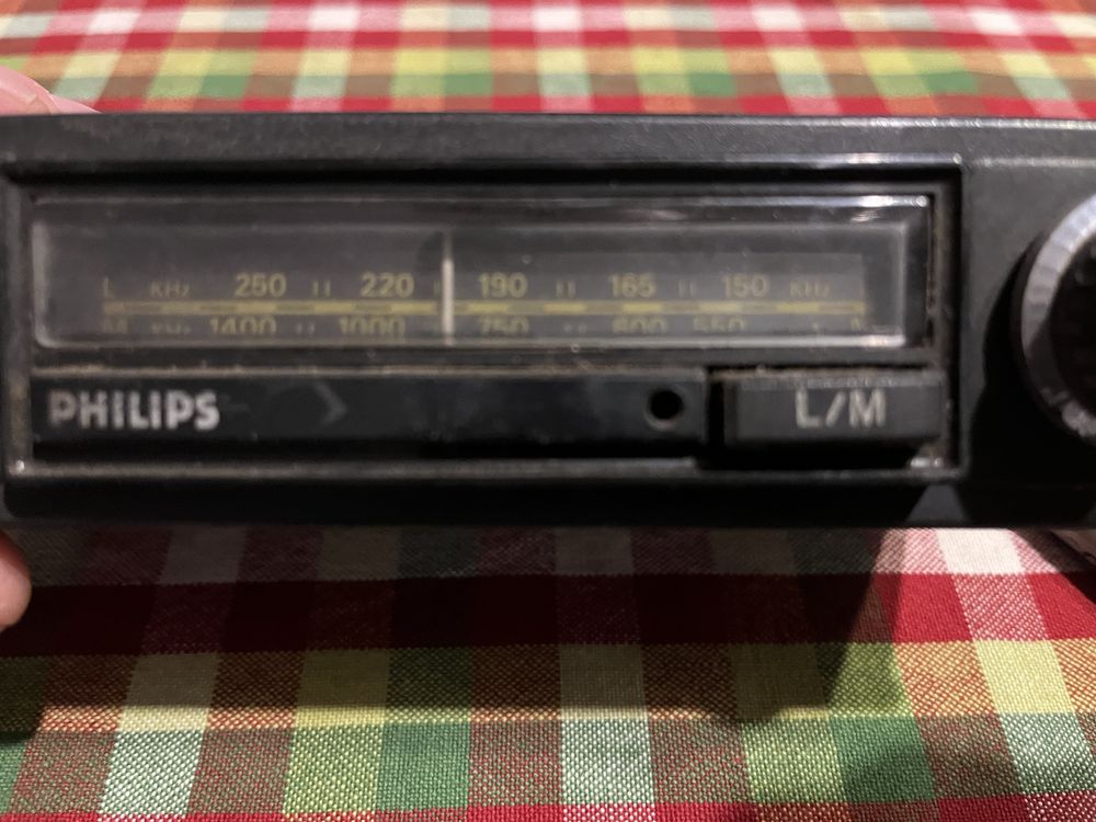 Продавам старо авто радио Philips