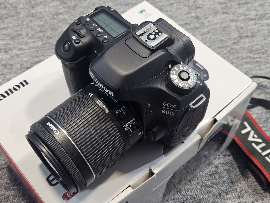 Canon 80D cu obiectiv 18-55