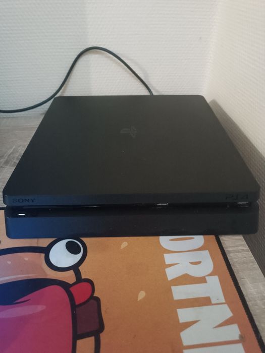 Продавам ps4 slim 1TB + FIFA 23