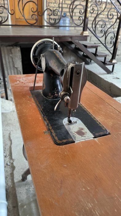 Швейная машинка в ножках