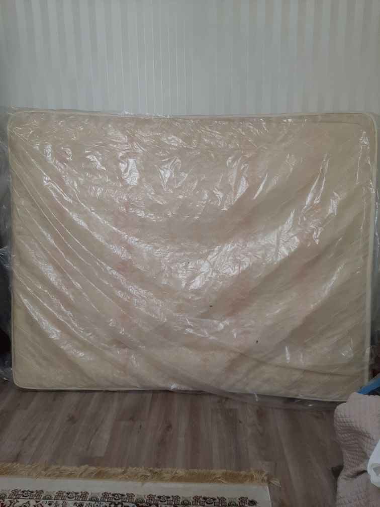 Продаётся  матрас б/у размер 160 см×200см