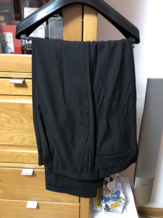 Vand costum Gianfranco Ferre,negru cu dungulite,100% lana,marimea 56.