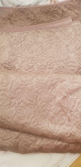 Cuvertura bej pat matrimonial dublu foarte mare