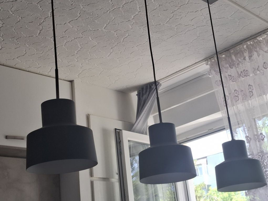Lampa suspendata neagra 3 becuri design plăcut