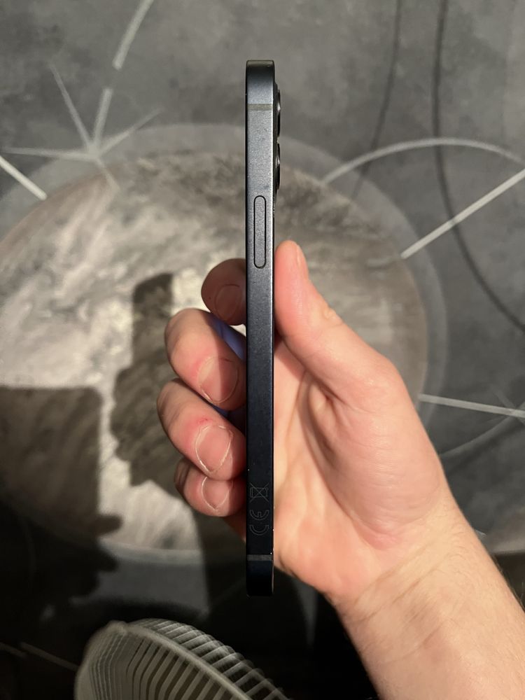 Продам iPhone 12