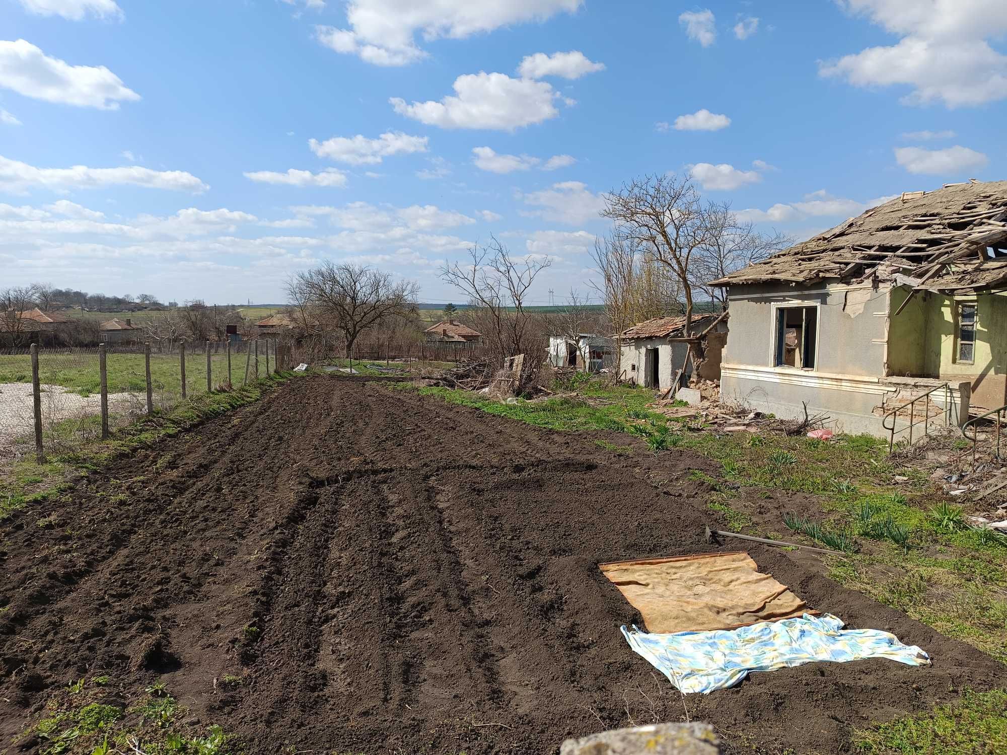Голям двор с полу съборена къща в село Свобода, област Добрич
