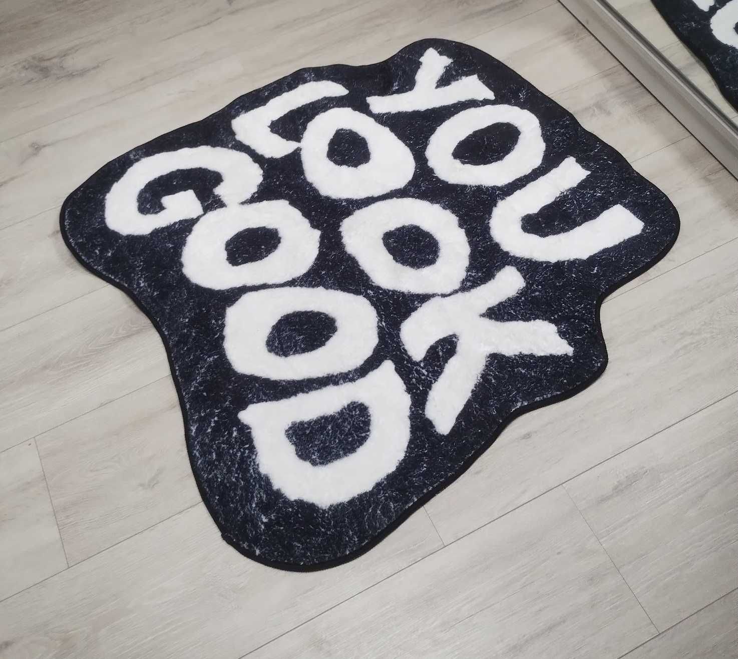 Килимче с надпис YOU LOOK GOOD