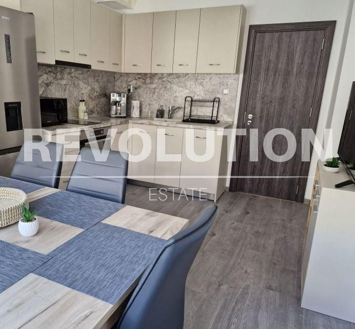 Тристаен апартамент в района на Колхозен Пазар!