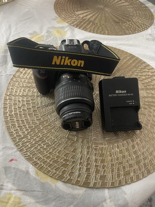 Nikon D5200 + obiectiv Nikon 18–55mm VR — stare foarte bună
