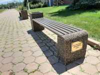 Уличные скамейки из камня с деревянным настилом