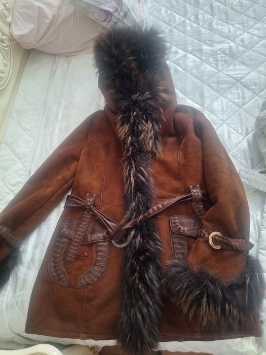 Продам женскую верхнюю одежду 48 размер