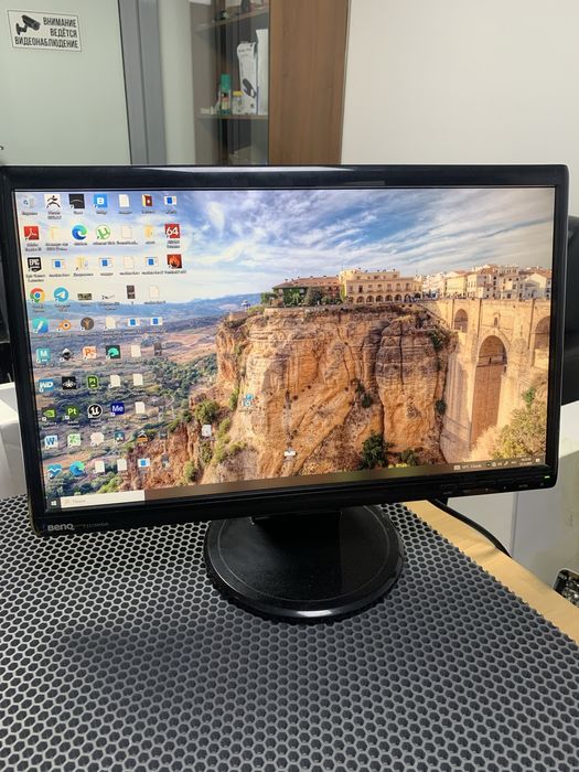 Монитор Benq 22’ 1920x1080.