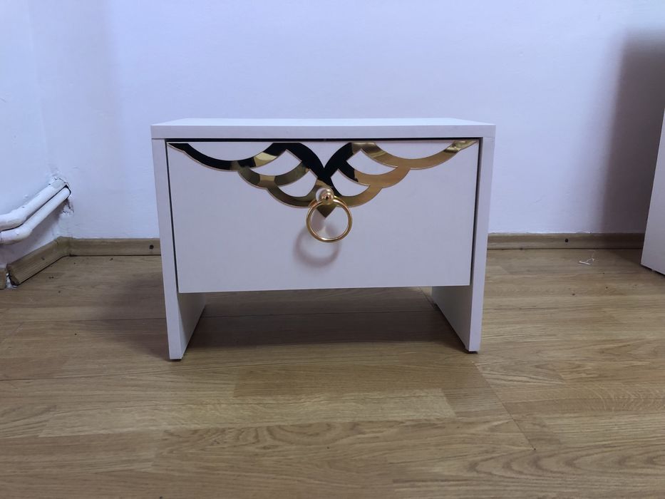 Vand doua noptiere si doua comode