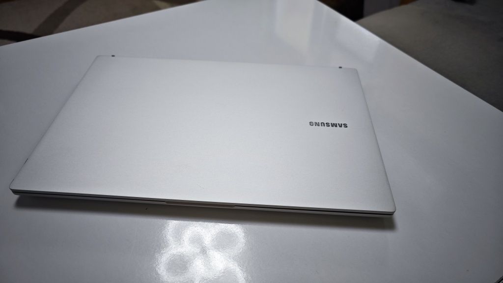 Лаптоп Samsung Galaxy BooK i3-11gen / ssd / 8GB