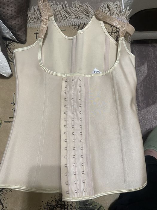 Карсет в отличном состоянии размер 44-46 не пользовались бежевый цвет