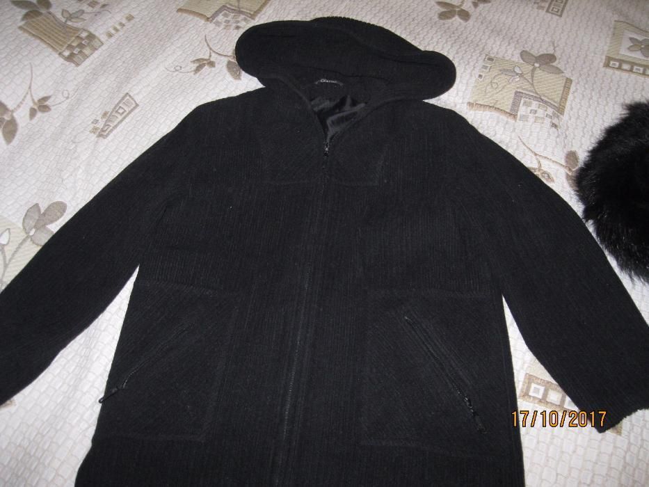 Осеннее пальто черного цвета.