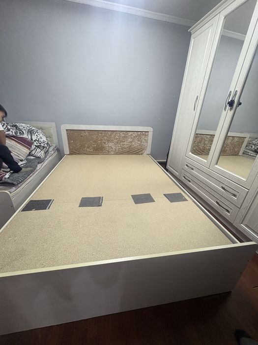 Кровать без матраса