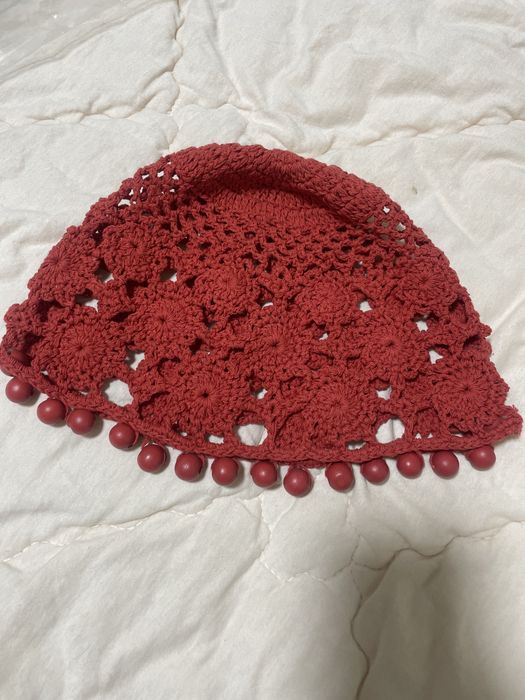 Вязанная шапка с бусинами