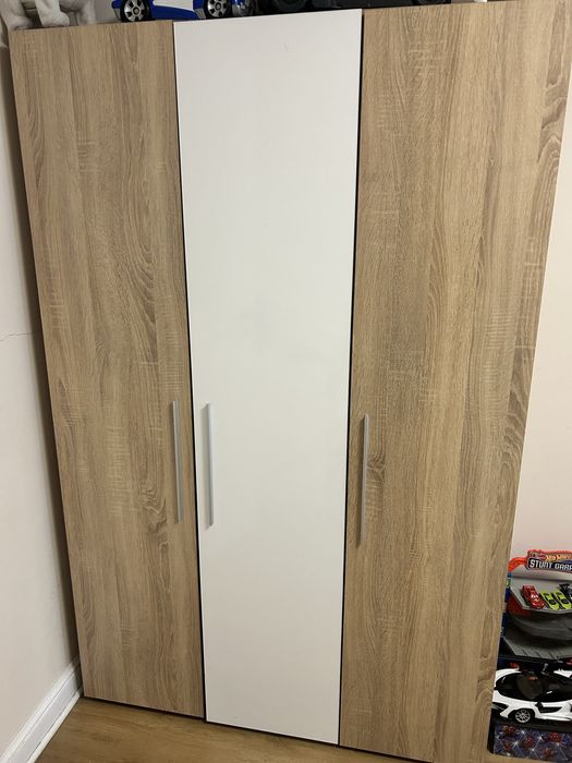 Трикрилен гардероб