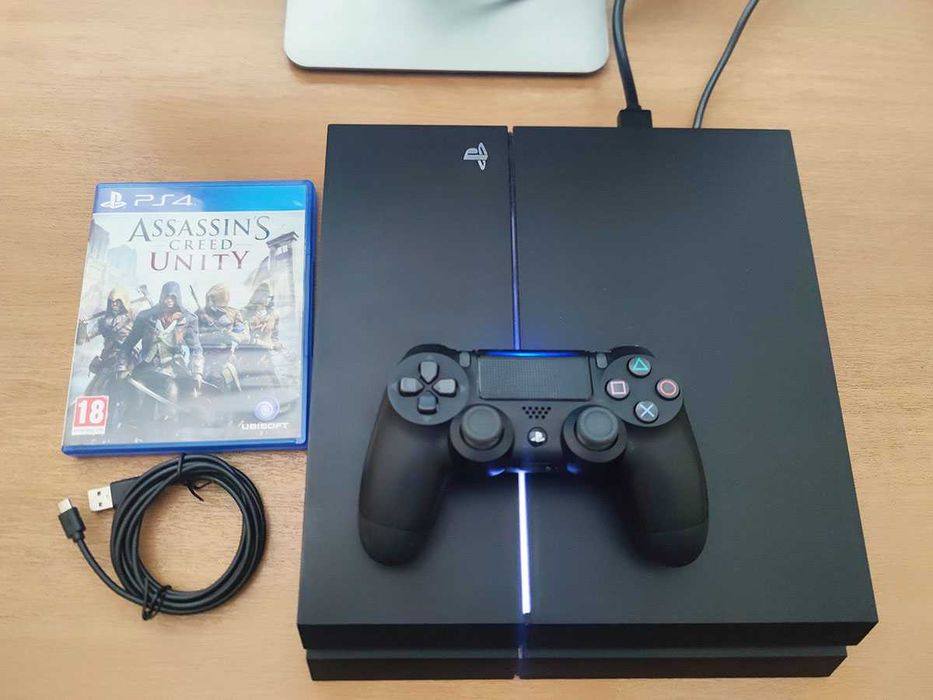 Playstation 4 със джойстик, кабели и подарък игра, PS4 конзола