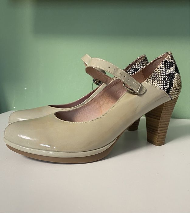 Pantofi cu toc noi cu eticheta