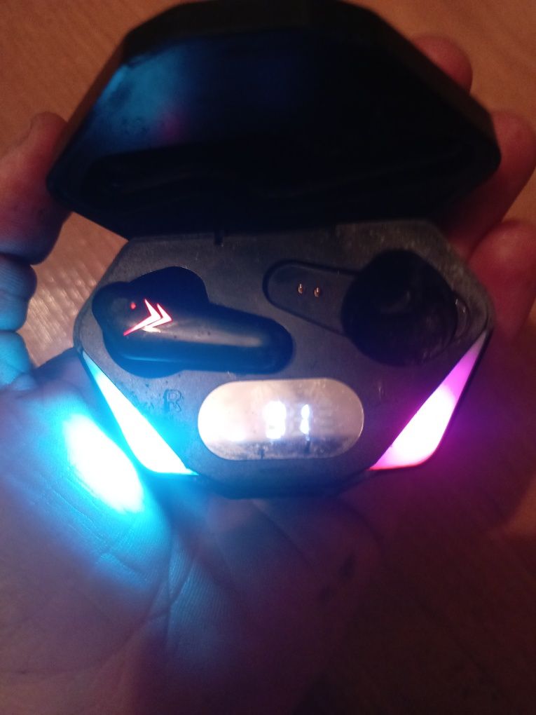 Продам airpods одного нету бэушные но в хорошем качестве хорошая музык
