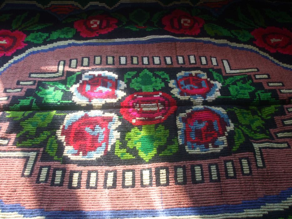 Cuverturi noi traditionale cu diferite broderii