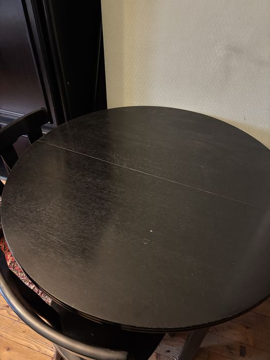 Дървена маса със столове