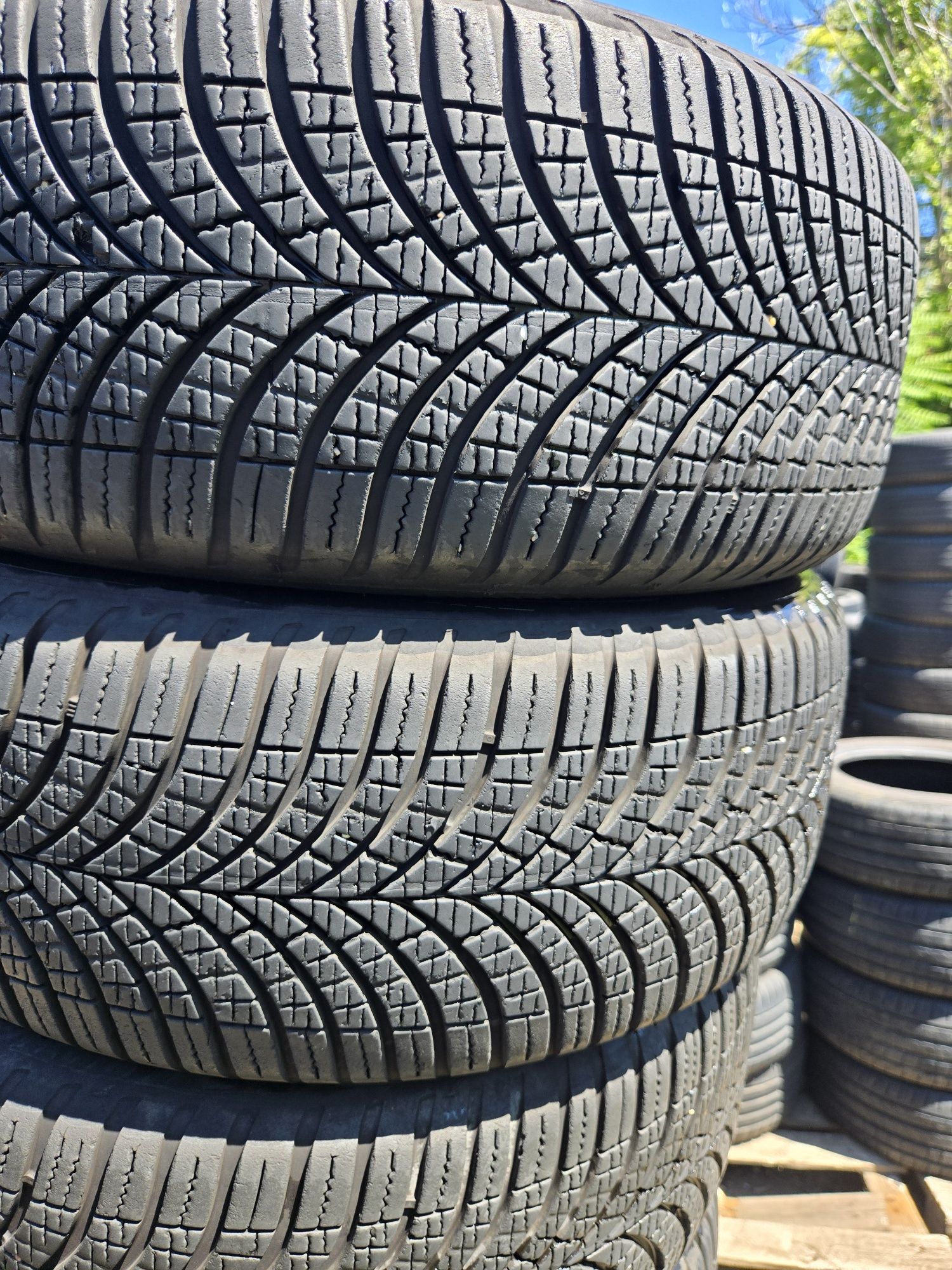 4бр. 205 55 16 Goodyear всесезонни.