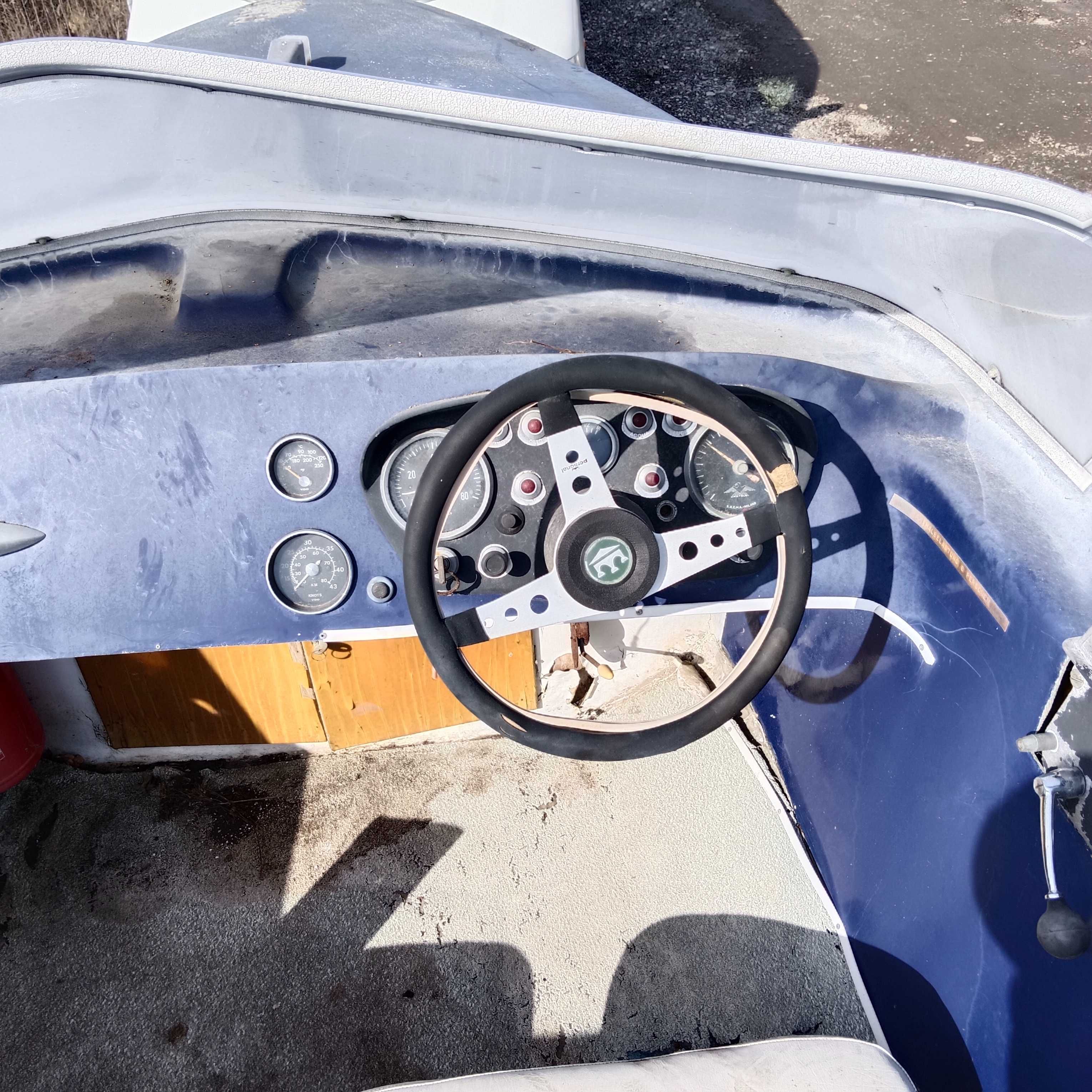Barcă cu motor 3000 v6
