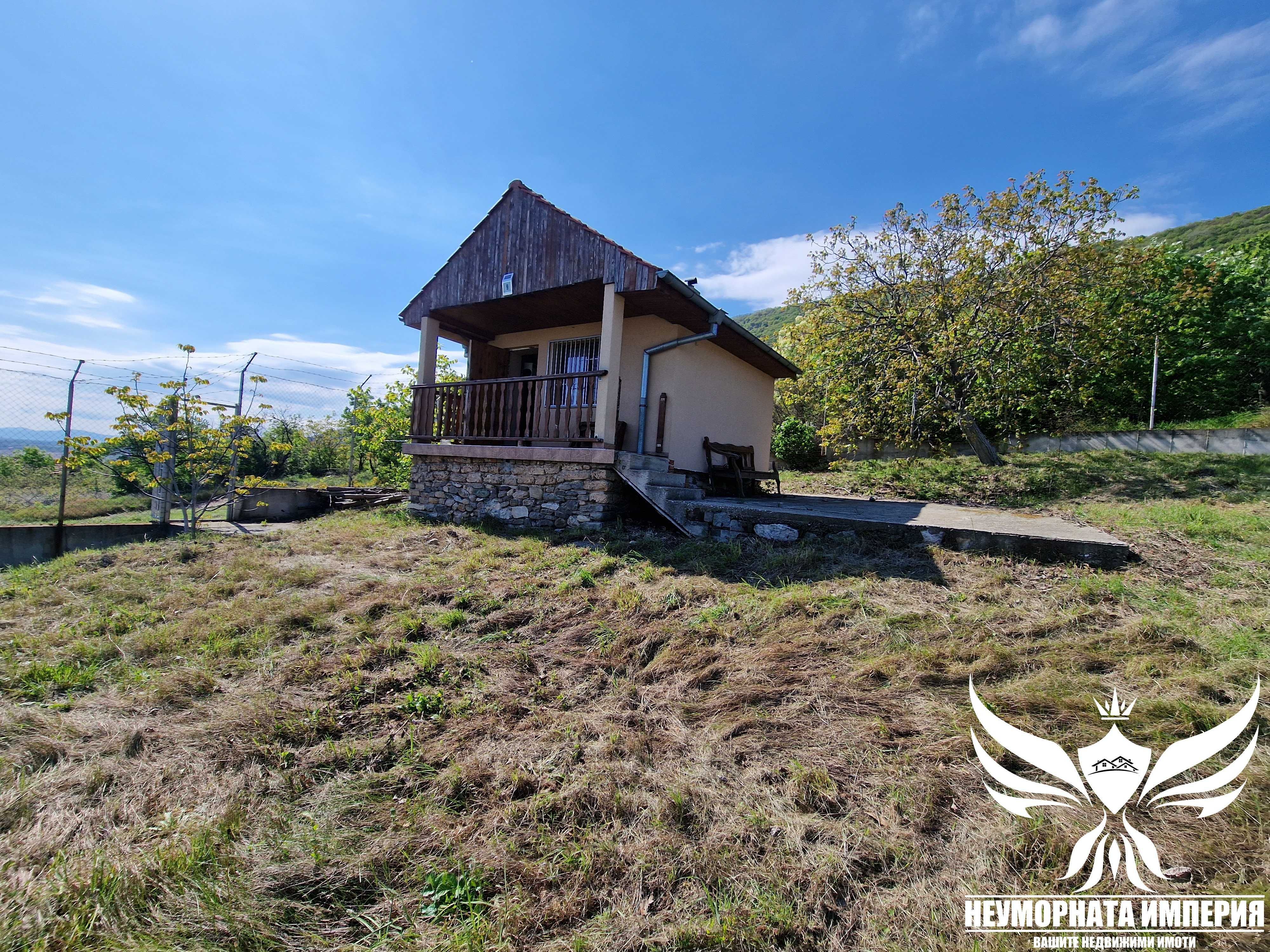 Продавам малка къща 25РЗП в парцел УПИ 1010кв гр.Асеновград Параколово