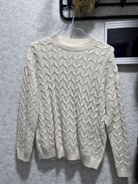 женский бежевый шерстяной свитер