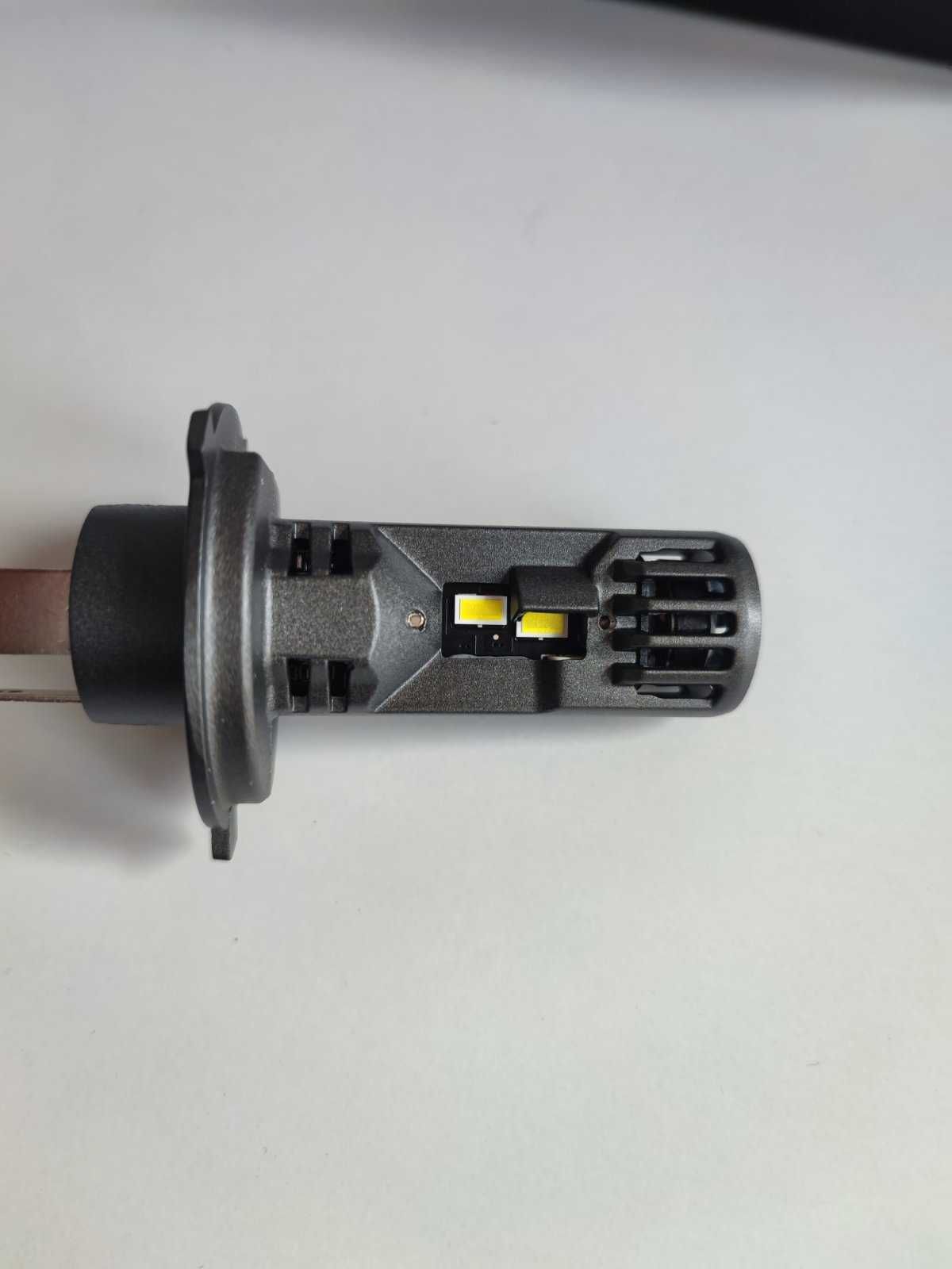 ЛЕД крушки H4 3000L 6000K Нови компект Крушка LED Диодни Диодна Крушка