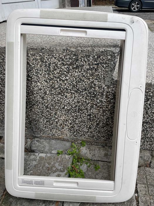 Продавам покривен люк DOMETIC Midi Heki