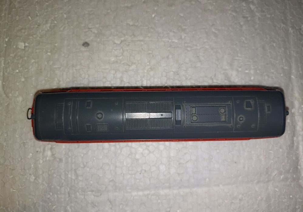 Locomotiva roco BR 215
Lumini frontale
Mufă pentru decodor digital
Tra