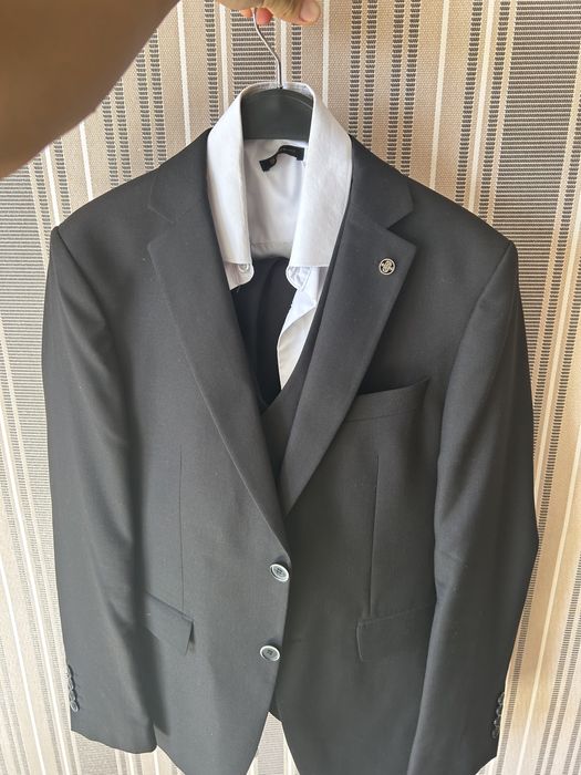 Продается костюм полный комплект новая