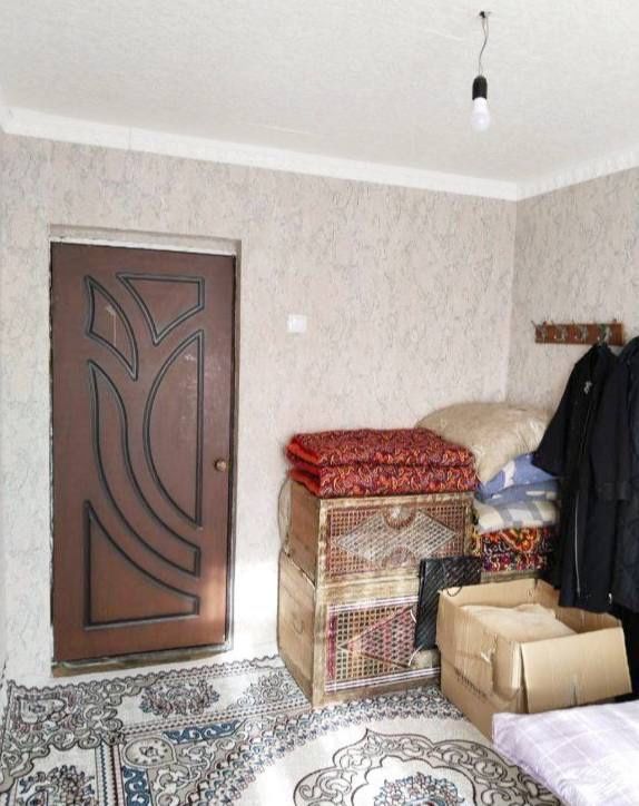 Прадаётся 3х 4микрарайоне вдоль дороги кирпичный дом 3этаж