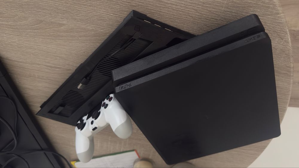 PS4 Slim 500GB + Maneta +Statie incarcare+cabluri
