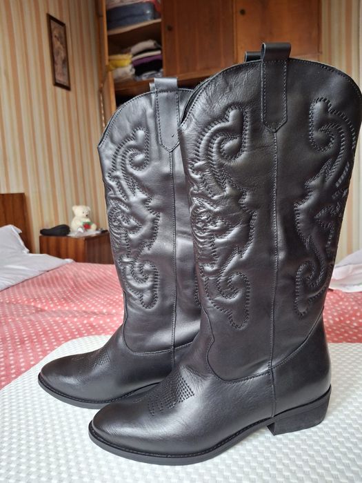 Vând cizme dama Divine Follie