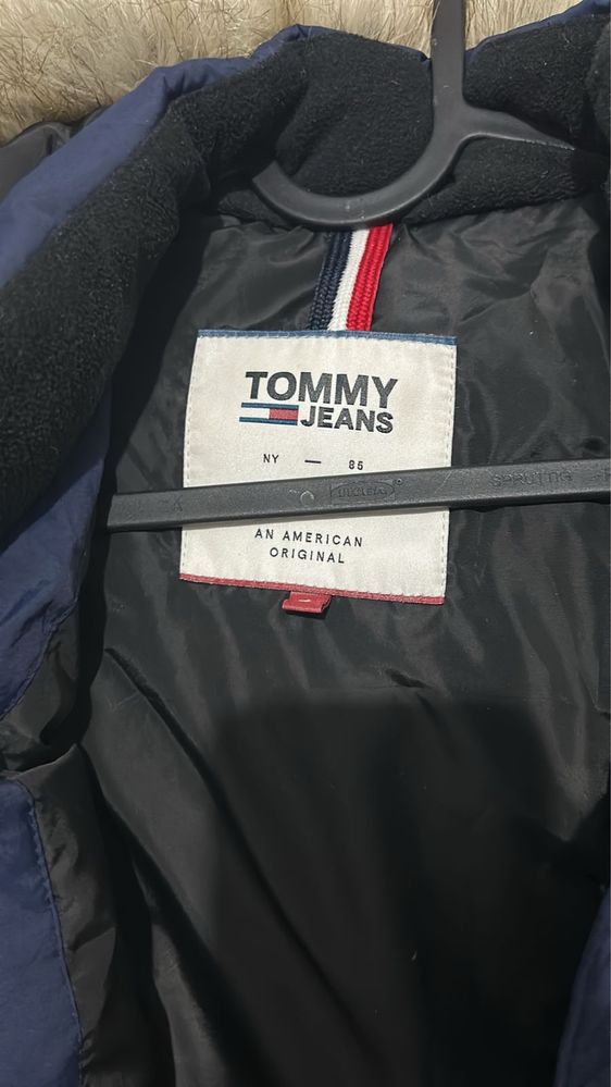 Продам пуховик Tommy Jeans an American original