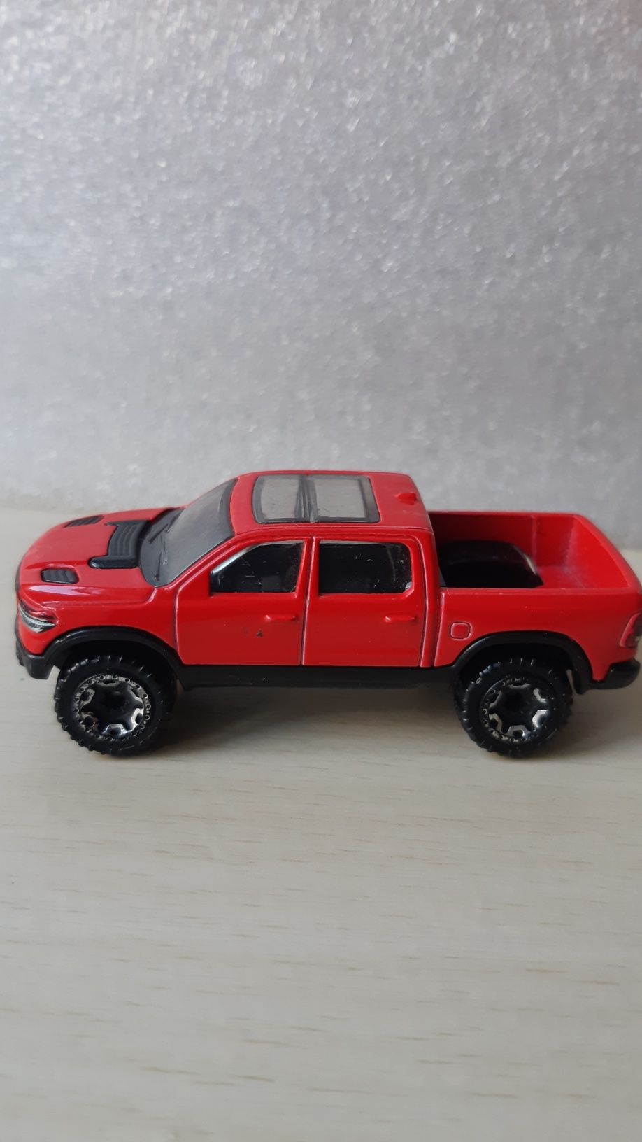 Vând machetă/mașinuță Ram 1500 Rebel Hot Wheels prima ediție 2020